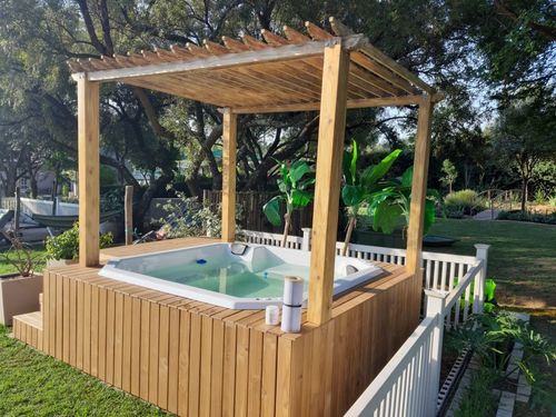 Jacuzzi with pergola surround